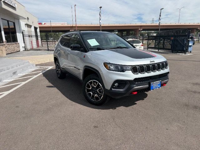 Used 2025 Jeep Compass Trailhawk AWD/4WD image 25