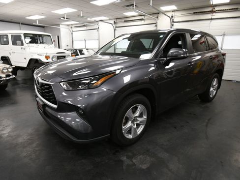 Certified 2024 Toyota Highlander LE image 3