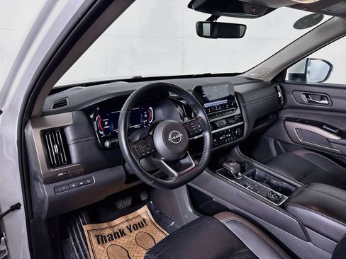 Used 2024 Nissan Pathfinder Platinum AWD/4WD image 9