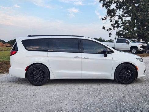 Used 2025 Chrysler Pacifica Limited FWD image 8