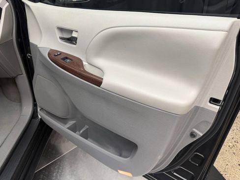 Used 2013 Toyota Sienna XLE image 25