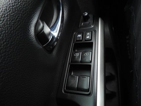 Used 2017 Nissan Titan SV image 26