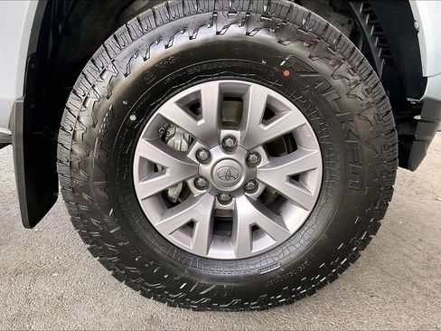 Used 2019 Toyota Tacoma SR5 AWD/4WD image 21