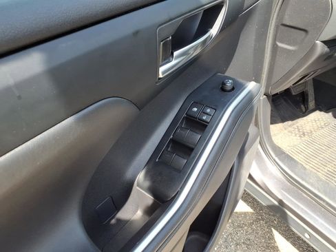 Used 2022 Toyota Highlander XLE AWD/4WD image 19