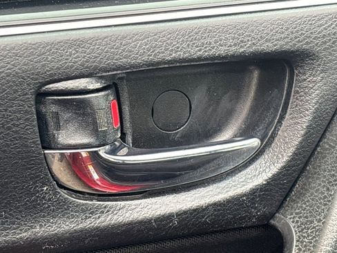 Used 2017 Toyota Corolla LE image 8