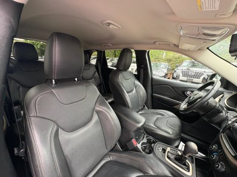 Used 2017 Jeep Cherokee Sport FWD image 8