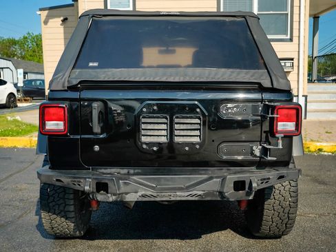 Used 2018 Jeep Wrangler Unlimited Rubicon AWD/4WD image 6
