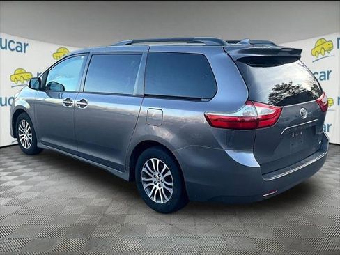 Used 2019 Toyota Sienna XLE image 3
