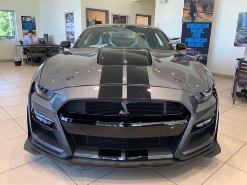 Used 2022 Ford Mustang Shelby GT500 w/ Handling Package RWD image 3