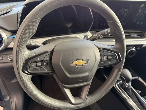 Used 2025 Chevrolet Trax LT image 28