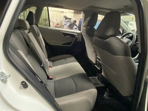 Used 2021 Toyota RAV4 XLE image 17