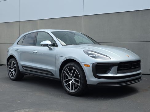 Certified 2023 Porsche Macan AWD/4WD image 9