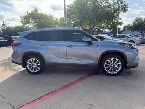 Used 2023 Toyota Highlander Limited FWD image 4
