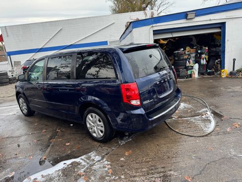 Used 2017 Dodge Grand Caravan SE w/ UConnect Hands-Free Group image 4