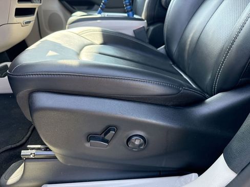 Used 2024 Chrysler Pacifica Touring-L FWD image 12