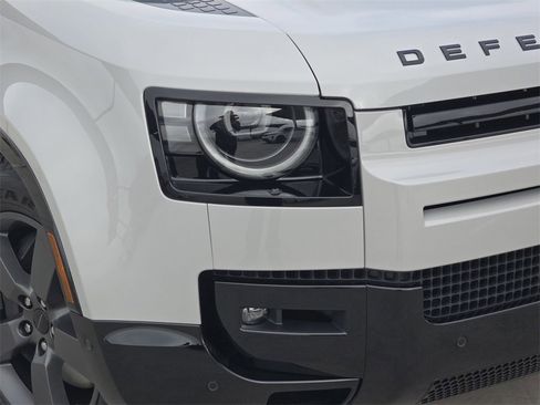 New 2026 Land Rover Defender 110 X-Dynamic SE image 32