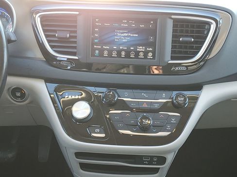 Used 2020 Chrysler Pacifica Touring-L image 31