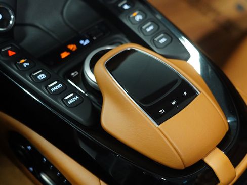 Used 2021 Aston Martin V8 Vantage Roadster RWD image 28