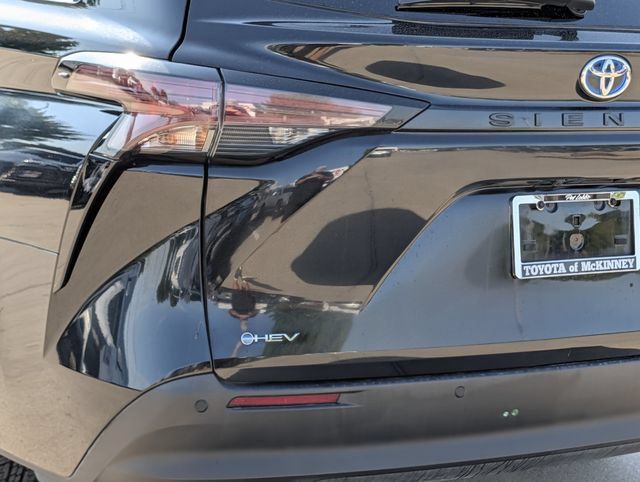 Used 2025 Toyota Sienna XLE FWD image 8