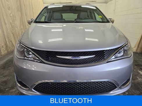 Used 2020 Chrysler Pacifica Limited image 3
