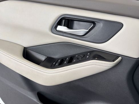 Used 2025 Nissan Rogue SV FWD image 18