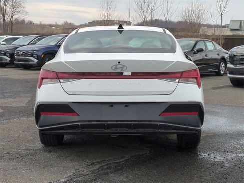 Certified 2025 Hyundai Elantra SEL image 4