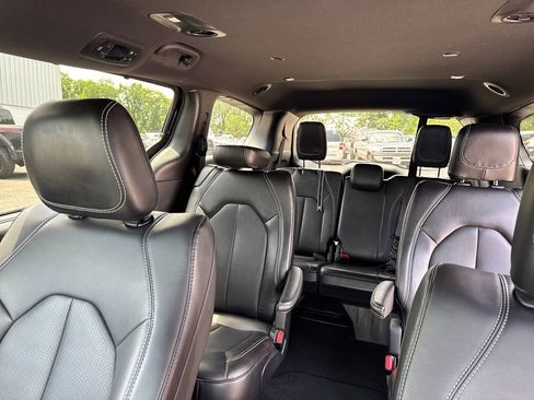 Used 2025 Chrysler Pacifica Select FWD image 11