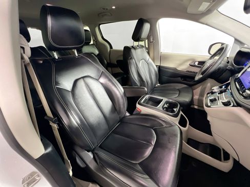 Used 2023 Chrysler Pacifica Touring-L FWD image 31