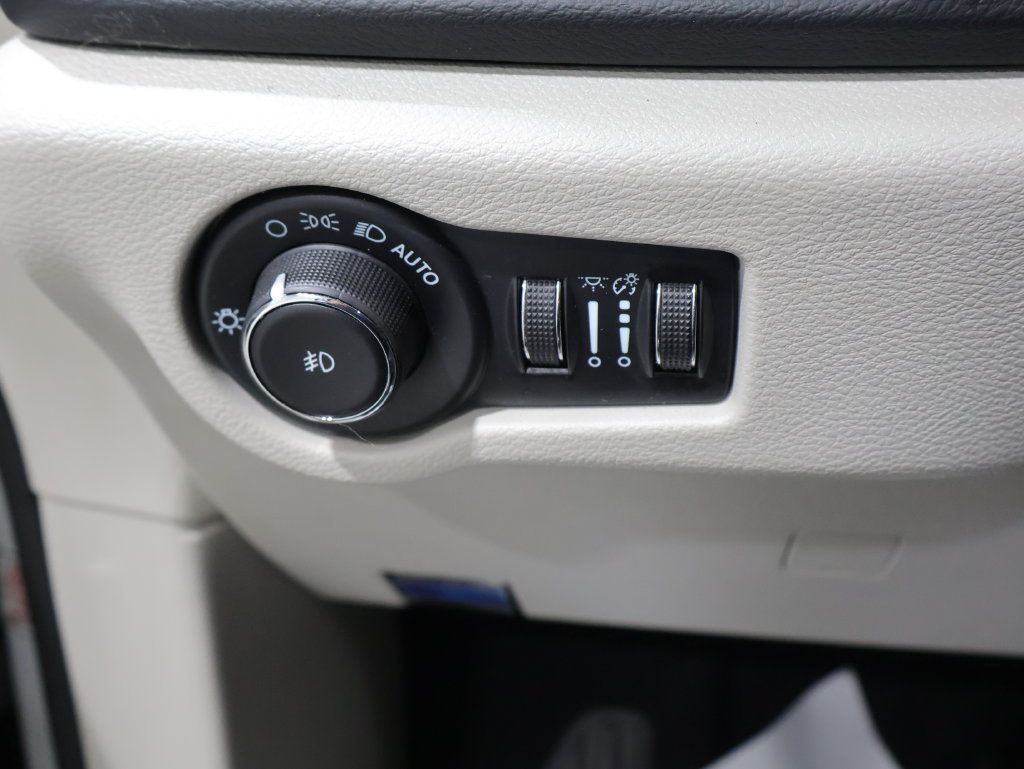 Used 2023 Chrysler Pacifica Touring-L FWD image 27