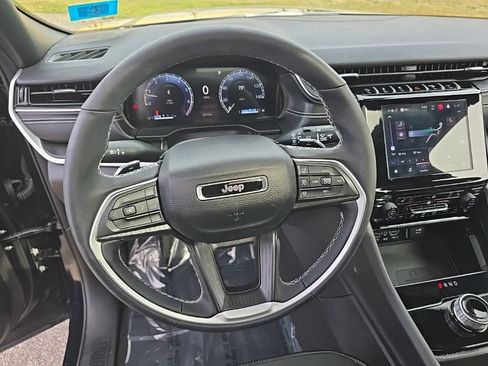 Certified 2025 Jeep Grand Cherokee Altitude image 23