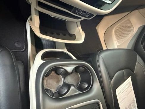 Certified 2024 Chrysler Pacifica Touring-L FWD image 18