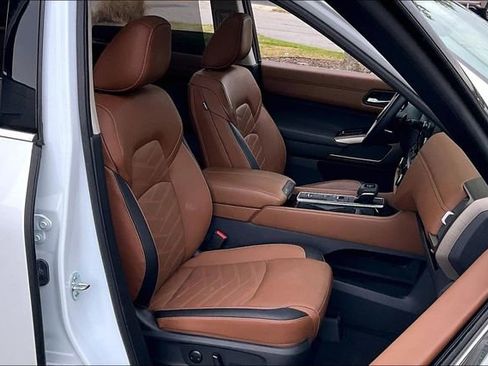 Certified 2025 Nissan Pathfinder Platinum w/ Cargo Package FWD image 27