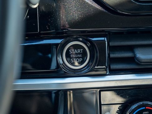 Used 2022 Nissan Pathfinder SV image 29