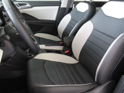 New 2025 Volkswagen Taos SEL image 12