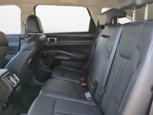 Used 2021 Kia Sorento S image 14