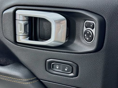 Used 2023 Jeep Wrangler Unlimited Sahara AWD/4WD image 17