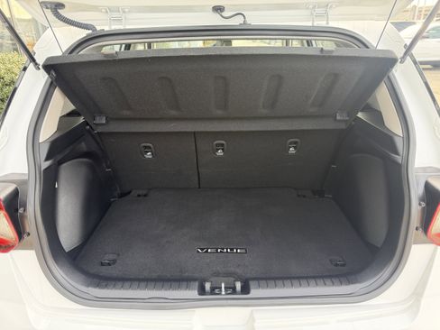 Certified 2025 Hyundai Venue SEL image 11