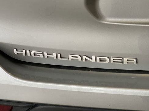 Used 2021 Toyota Highlander XLE AWD/4WD image 11