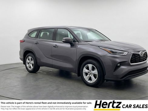 Used 2025 Toyota Highlander LE FWD image 1
