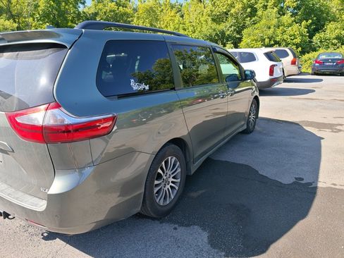 Used 2020 Toyota Sienna XLE w/ XLE Navigation Package FWD image 4
