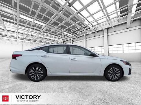 Used 2025 Nissan Altima 2.5 SV FWD image 2