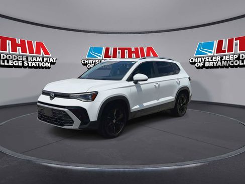 Used 2025 Volkswagen Taos SE FWD image 4