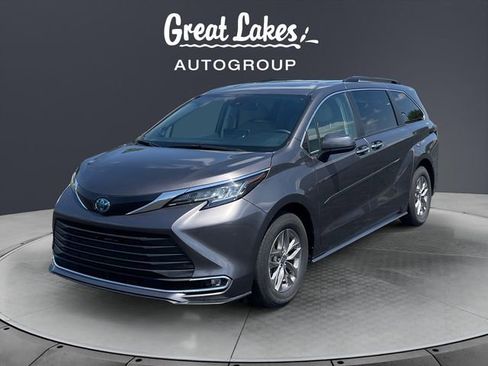 Used 2023 Toyota Sienna XLE w/ XLE Plus Package FWD image 1