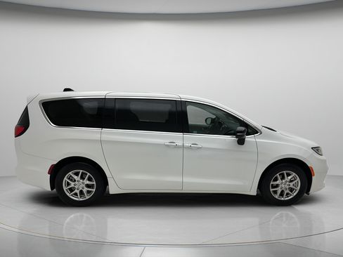 Used 2024 Chrysler Pacifica Touring-L FWD image 6