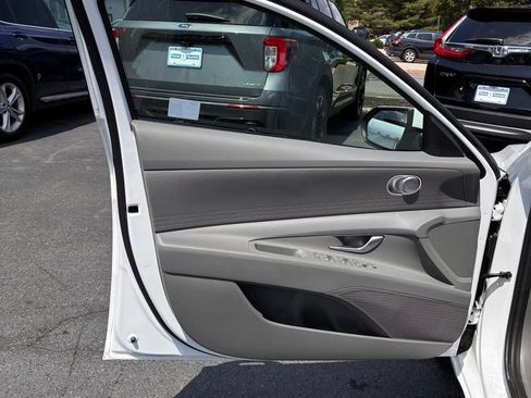 Used 2025 Hyundai Elantra Hybrid FWD image 40