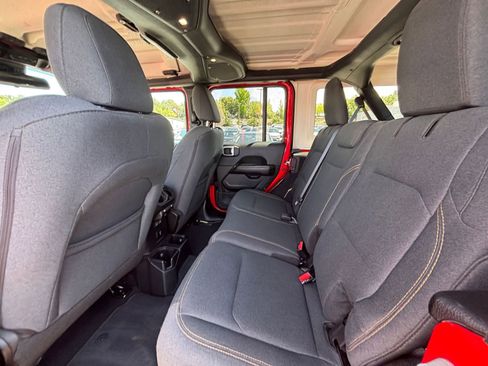 Used 2025 Jeep Wrangler Unlimited Sahara AWD/4WD image 25