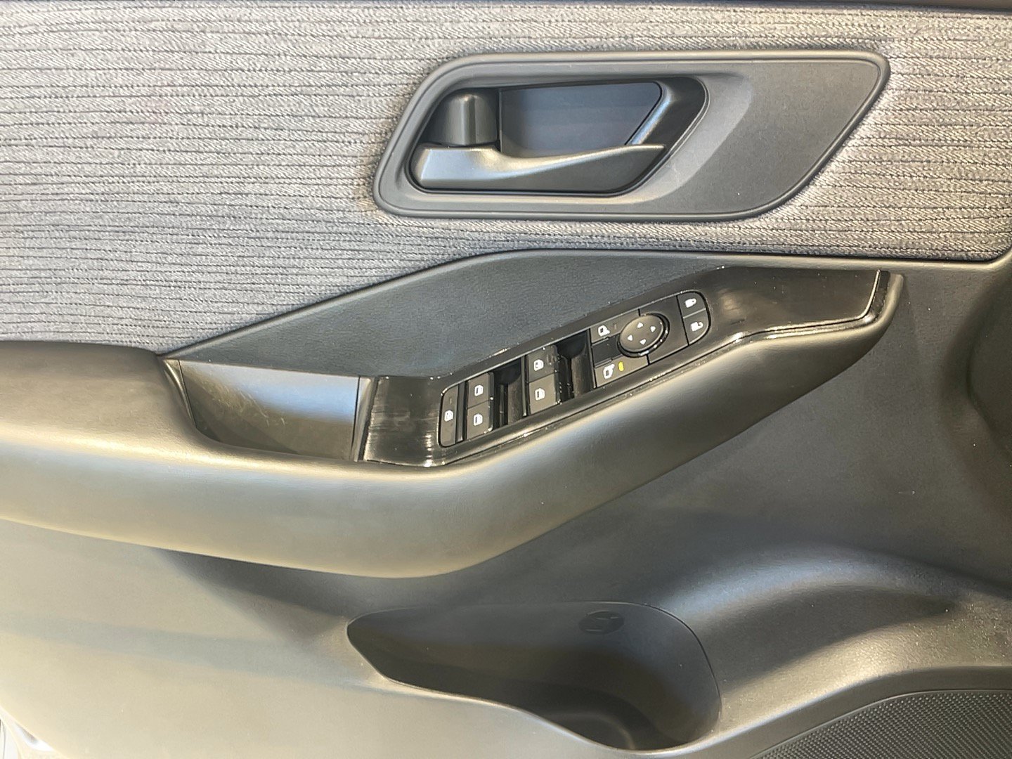 Used 2023 Nissan Rogue S AWD/4WD image 12