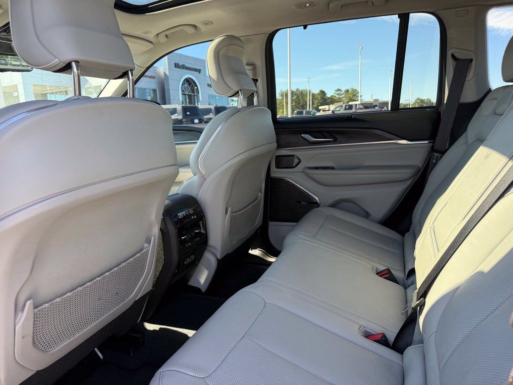 Used 2022 Jeep Grand Cherokee Overland w/ Luxury Tech Group IV RWD image 24