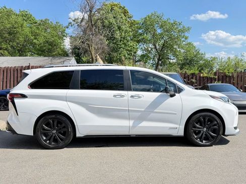 Used 2021 Toyota Sienna XSE FWD image 5