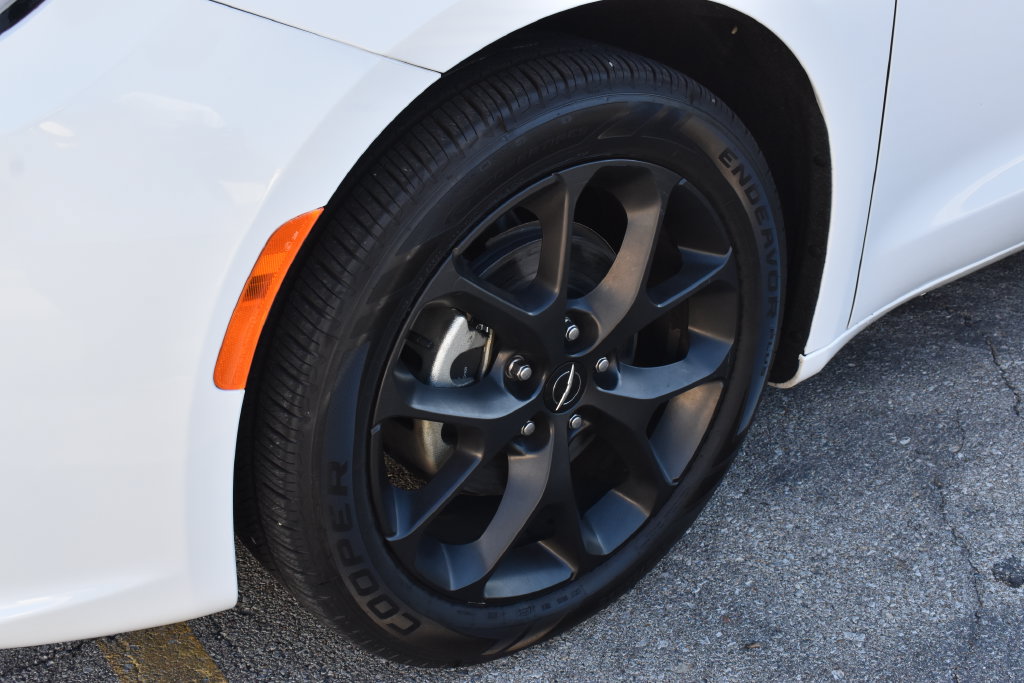 Used 2025 Chrysler Pacifica Limited FWD image 5